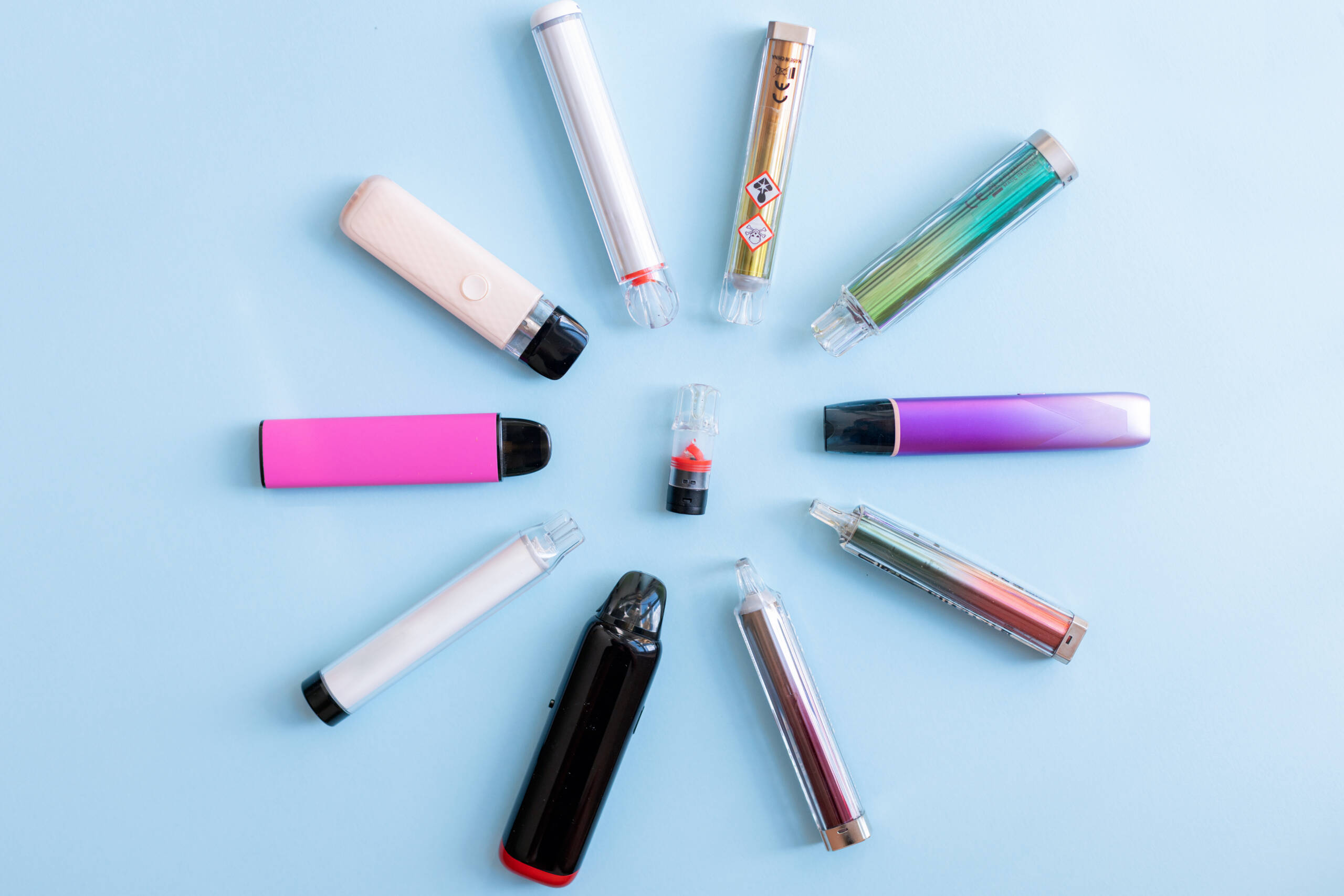 Vape-guiden: så kommer du igång som nybörjare 3 colorful electronic cigarettes arranged in circle 2026 08 14 14 57 39 utc scaled