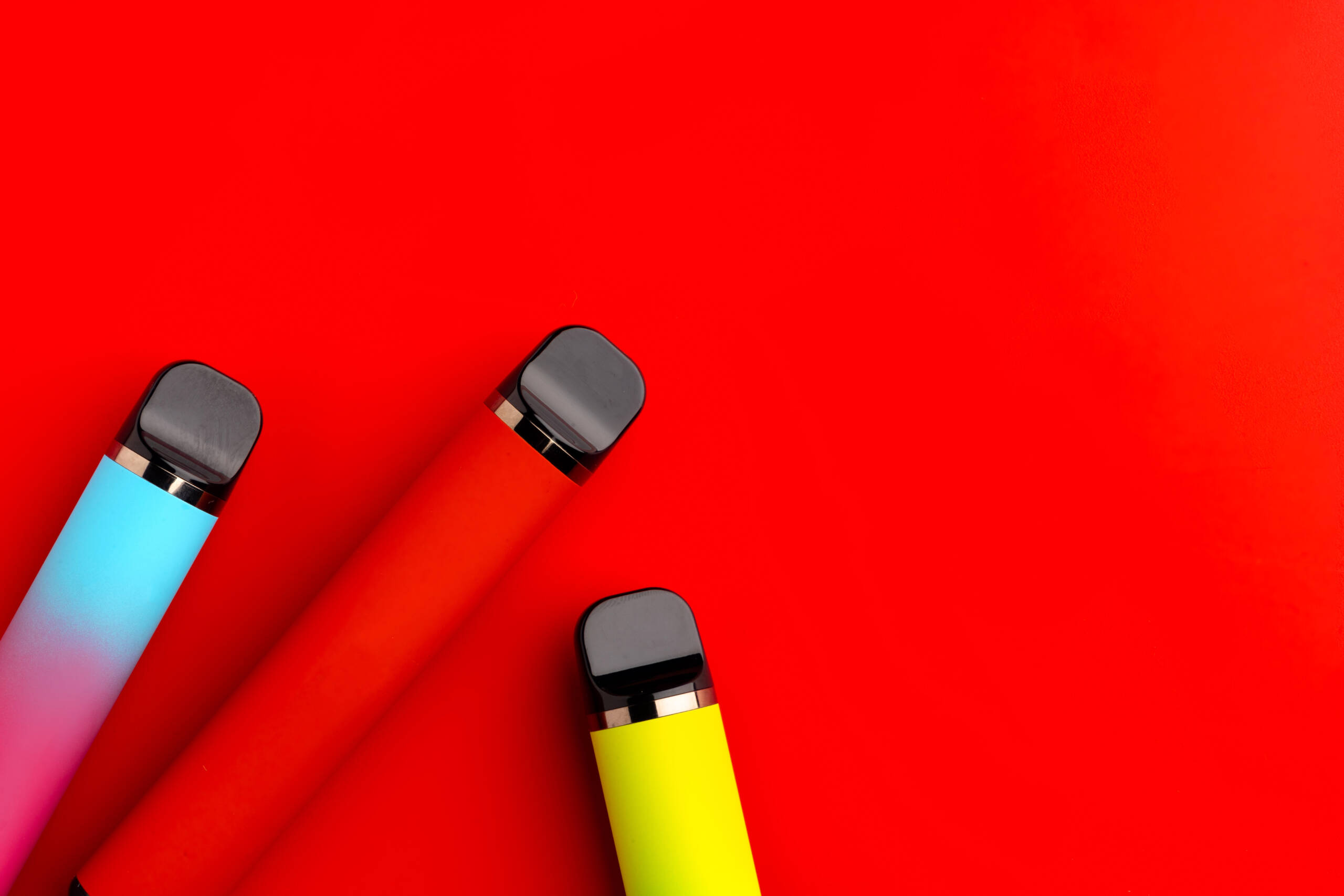 Vape-guiden: så kommer du igång som nybörjare 4 colorful sticks on a red background 2026 01 08 05 31 15 utc scaled
