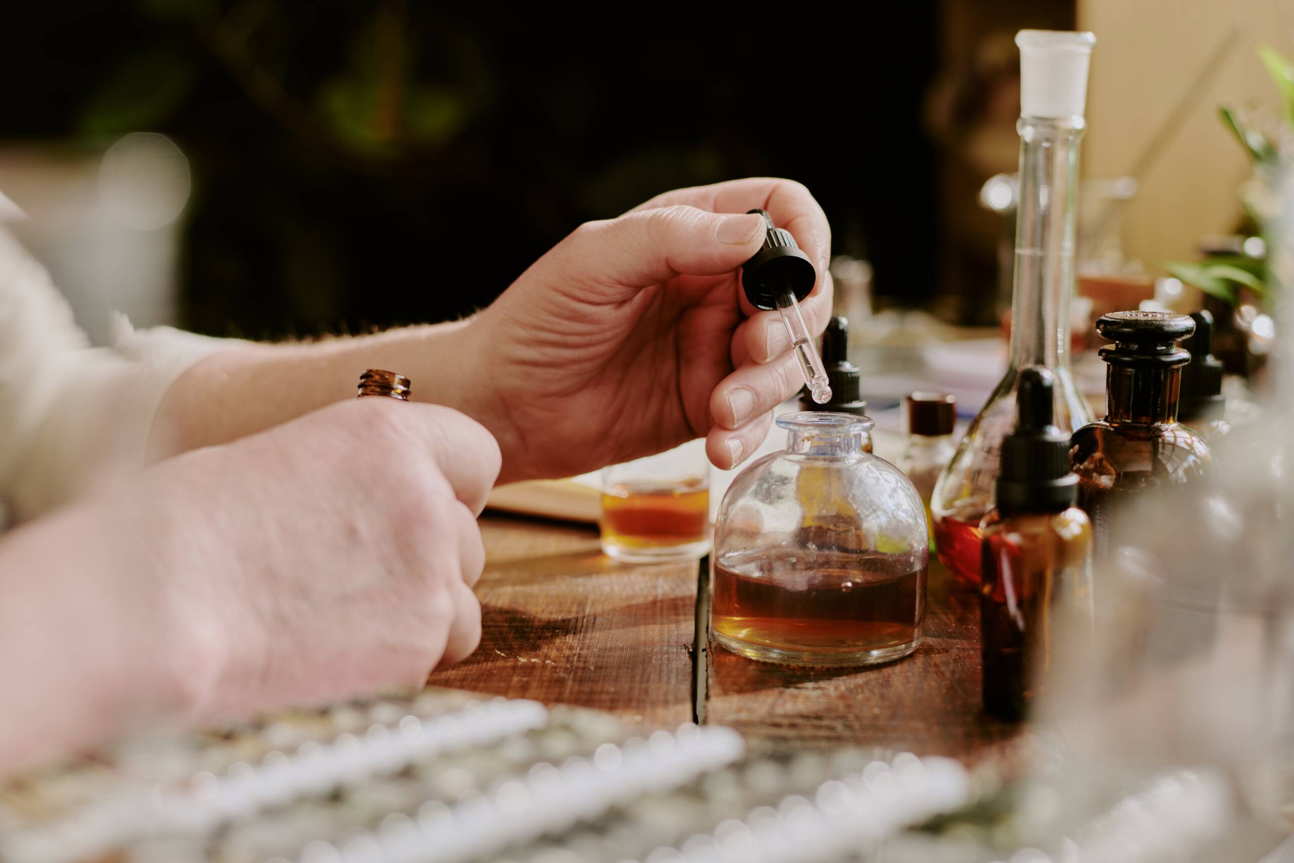 Nikotinstyrka: så väljer du rätt mg 3 hand using dropper with amber liquid in bottles 2026 03 18 16 07 08 utc scaled