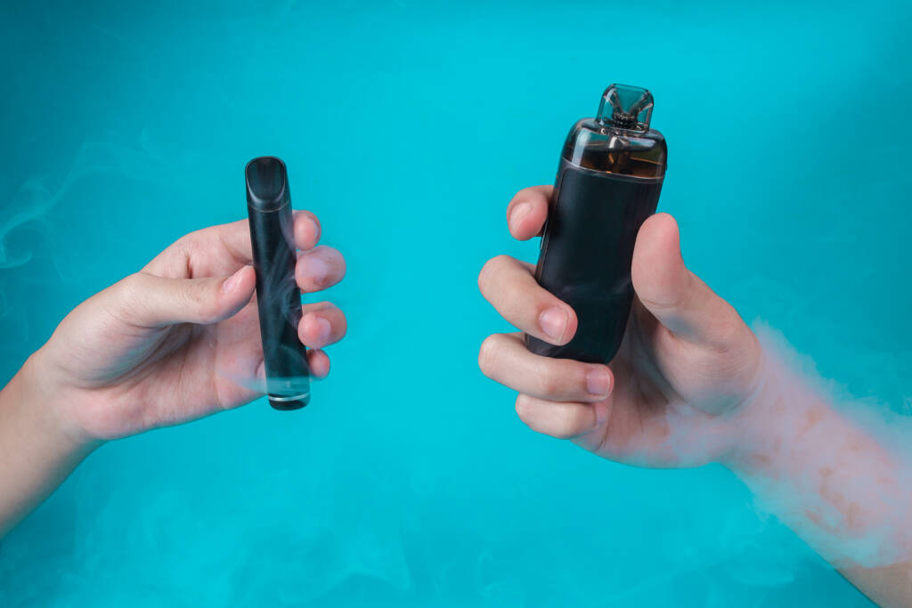 Vape-guiden: så kommer du igång som nybörjare 2 two hands holding different electronic cigarette d 2026 06 30 20 49 19 utc